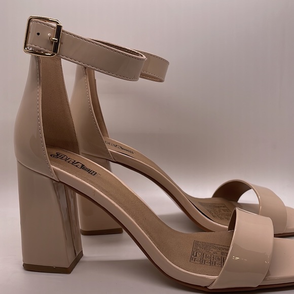 Nude patent ankle strap heels size 9 1/2 - Picture 2 of 13